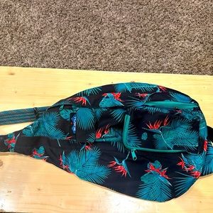 Kavu Hawaiian fabric shoulder bag.